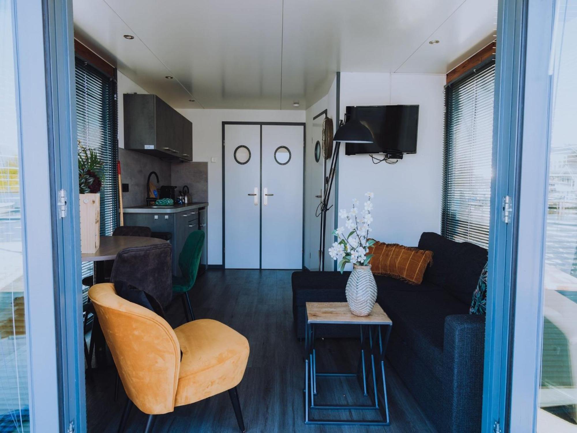 Modern Houseboat With Air Conditioning Located In Marina Uitgeest Exterior photo